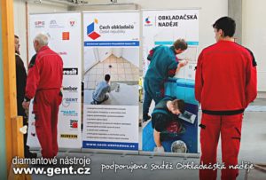 Cech obkladačů ČR - Obkladačská naděje 2019: Po písemném testu se soutěžící přesunuli do haly, kde byla připravena praktická část soutěže