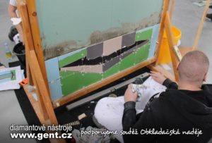 Cech obkladačů ČR - Obkladačská naděje 2019: Správně rozměřit a nařezat obklad do komplikovaého obrazce nebyl lehký úkol