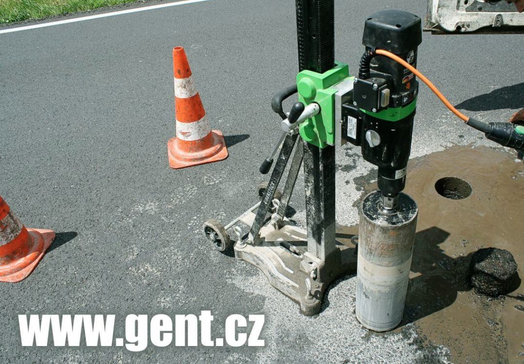 vrtání asfaltu pomocí diamantové korunky na asfalt a jádrové vrtačky